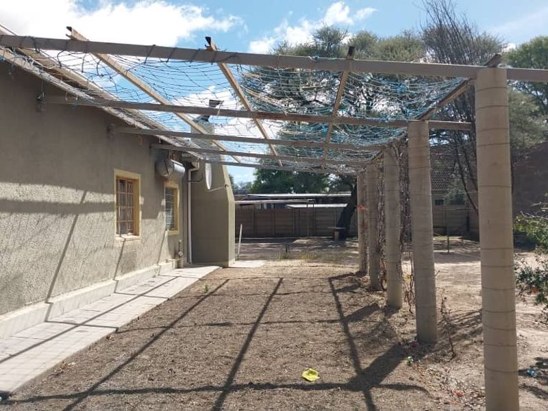 Spacious 2-Bedroom Home with Bonus 1-Bedroom Flat - Photo 10