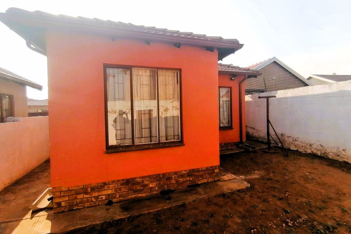 Charming 3-Bedroom Home in a Wonderful Neighborhood - Photo 4