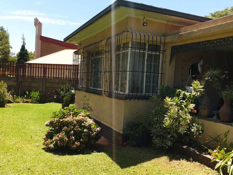 Large home in Selection Park - Photo 2