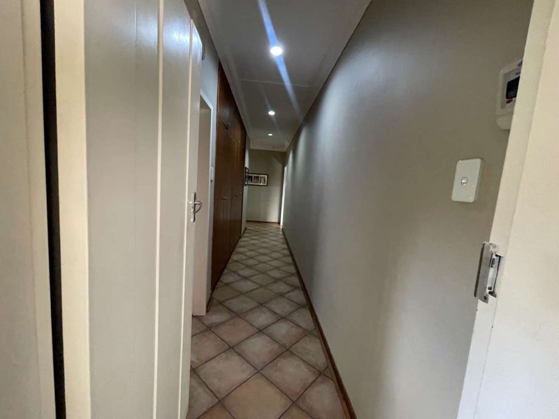 Modern 4 bedroom Strathmore home for sale - Photo 8