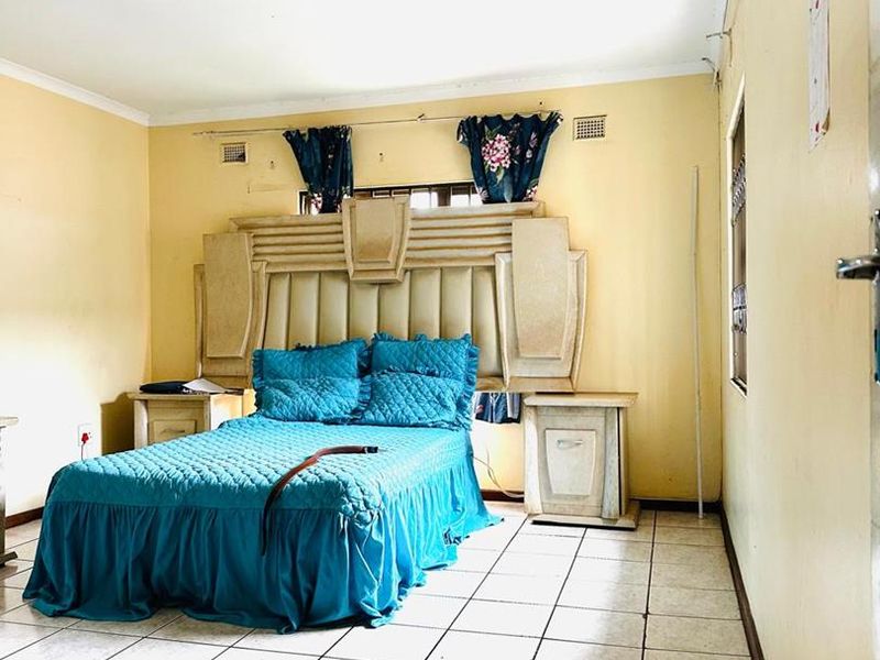 Spacious Ngwelezana Home: Five Bedrooms, Ready for Your Touch - Photo 10