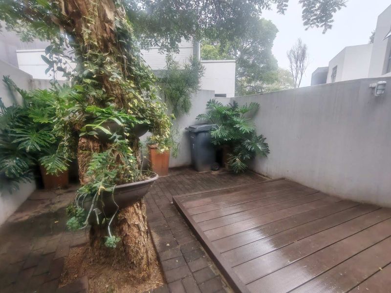 VERY MODERN ARCHITECTURAL DESIGN TOWNHOUSE - Photo 4