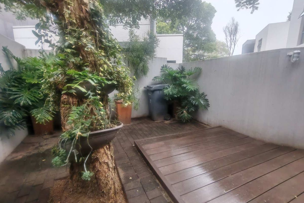 VERY MODERN ARCHITECTURAL DESIGN TOWNHOUSE - Photo 4