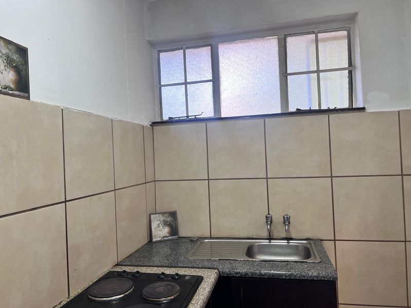 **Charming Shared 2-Bedroom Unit in Quiet Neighborhood – Ideal for Students** - Photo 4