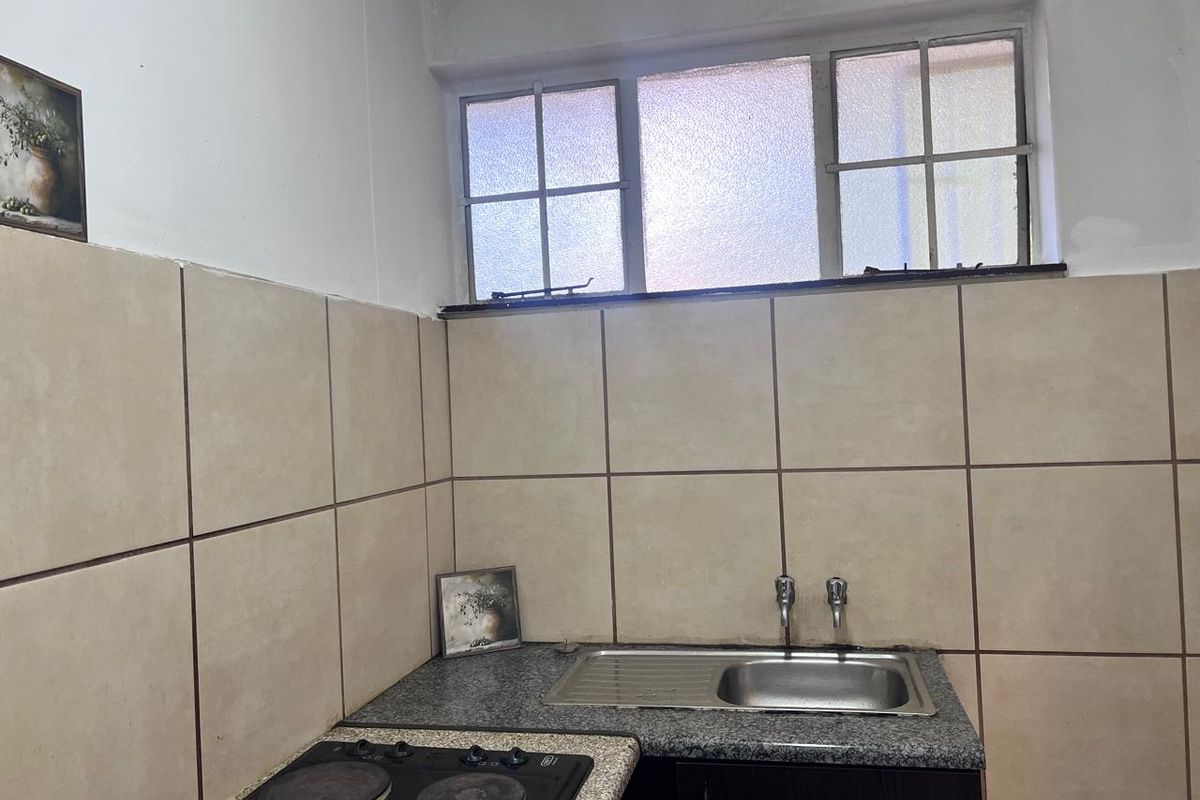 **Charming Shared 2-Bedroom Unit in Quiet Neighborhood – Ideal for Students** - Photo 4