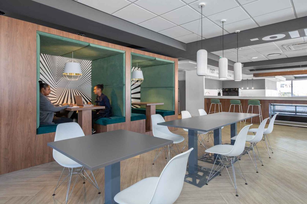 Book a reserved coworking spot in SPACES Sunclare - Photo 2