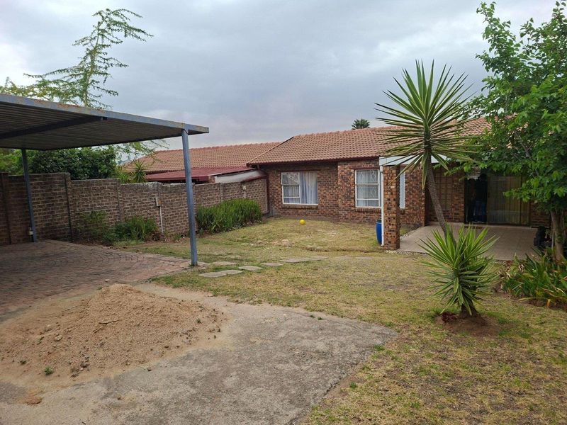 Simplex 3 Bedroom/2 Bathroom with lovely patio and braai area - Photo 8