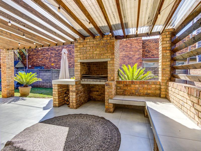 RENOVATED GEM IN ENCLOSED FAMILY FRIENDLY COMMUNITY - Super low levy! - Photo 9