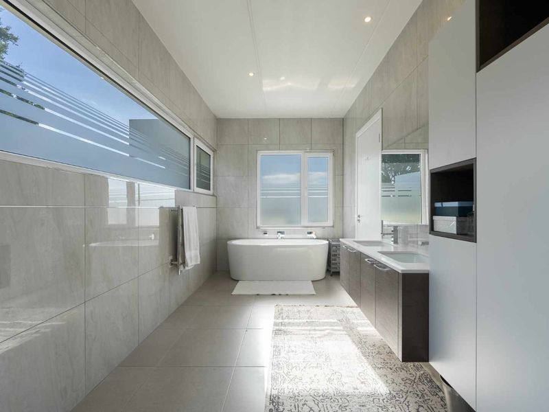 Luxury 6 Bedroom Home in Upper Claremont - Photo 4