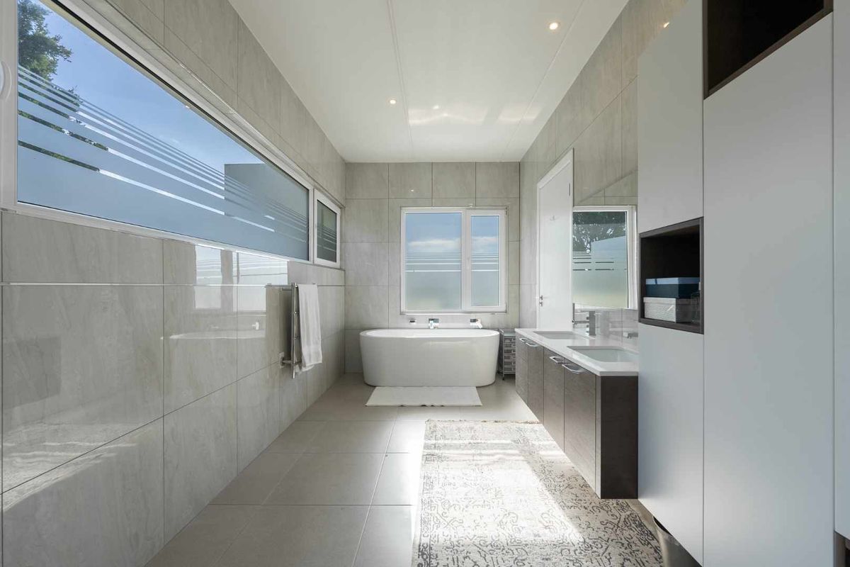 Luxury 6 Bedroom Home in Upper Claremont - Photo 4
