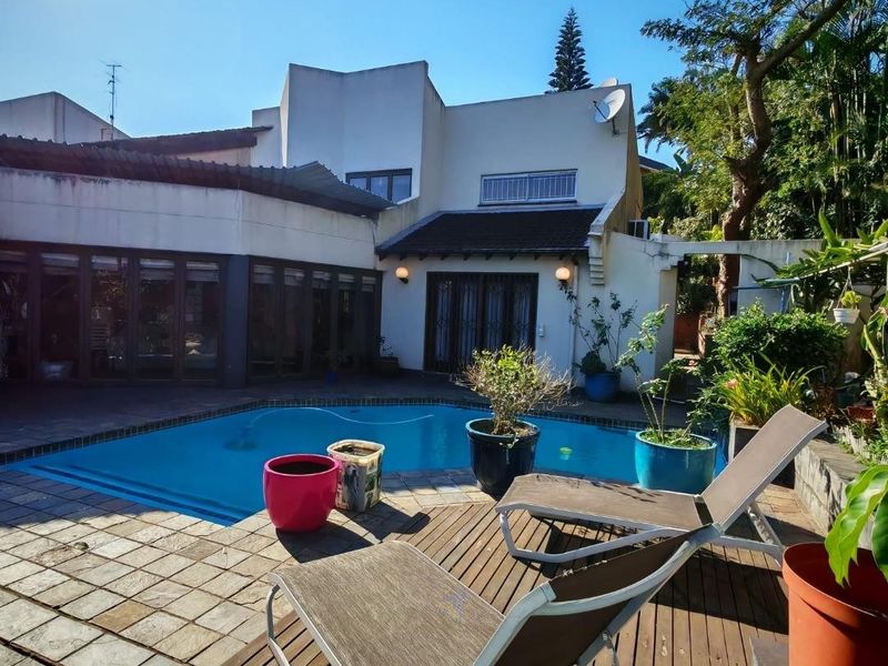A Rare Double-Storey Home with Breathtaking Golf Course Views. - Photo 1