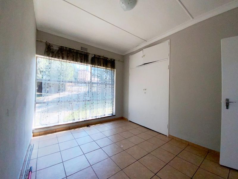 Well maintained Home - Photo 10