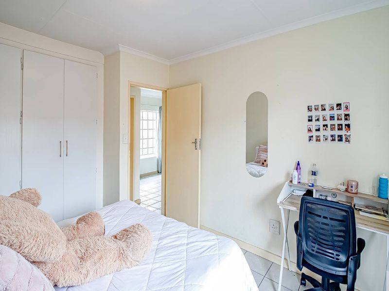 Fantastic upstairs unit with a secure tenant. - Photo 6