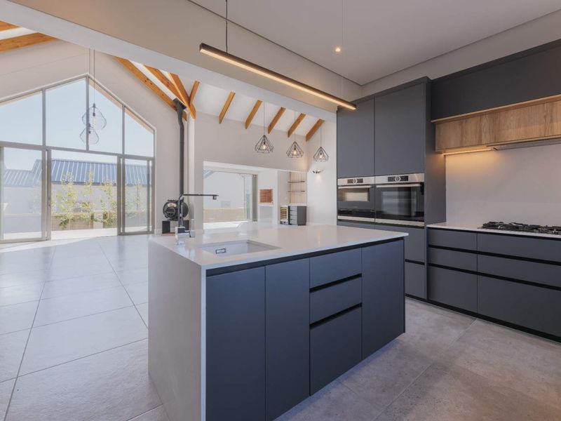 SPACIOUS AND WARM 4 BEDROOM FAMILY HOME IN KINGSWOOD GOLF ESTATE - Photo 6