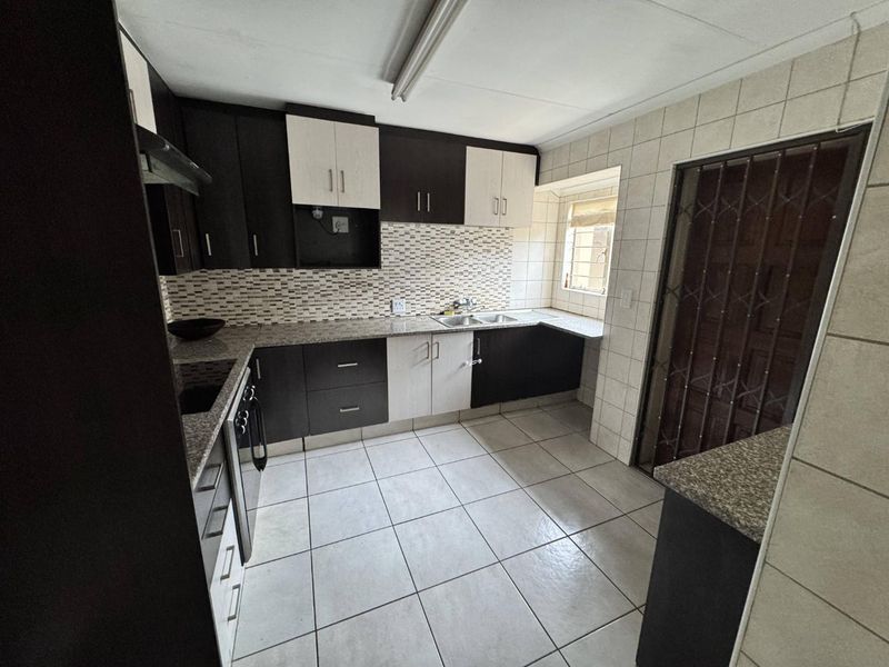 Elegant 4 Bedroom Family Home with Exceptional Entertainment Areas in Rooihuiskraal - Photo 5