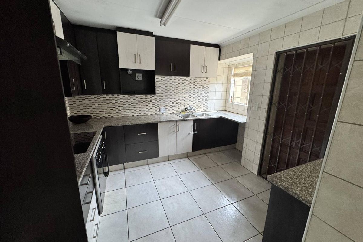 Elegant 4 Bedroom Family Home with Exceptional Entertainment Areas in Rooihuiskraal - Photo 5