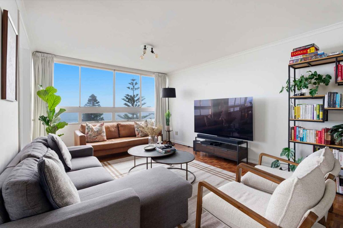 Exclusive Corner Apartment in Prestigious La Rochelle, Sea Point - Photo 4