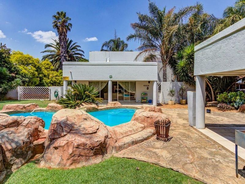 Double storey home in popular secure estate - Photo 2