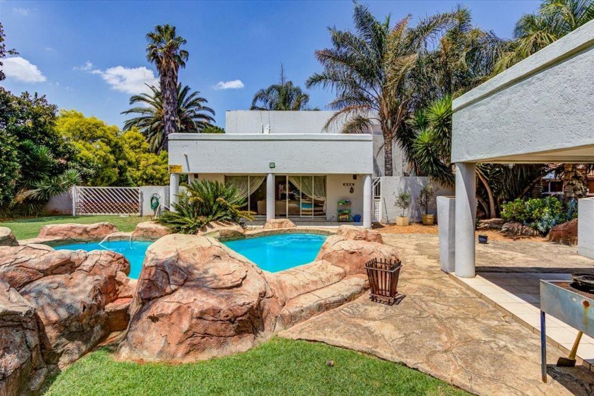 Double storey home in popular secure estate - Photo 2