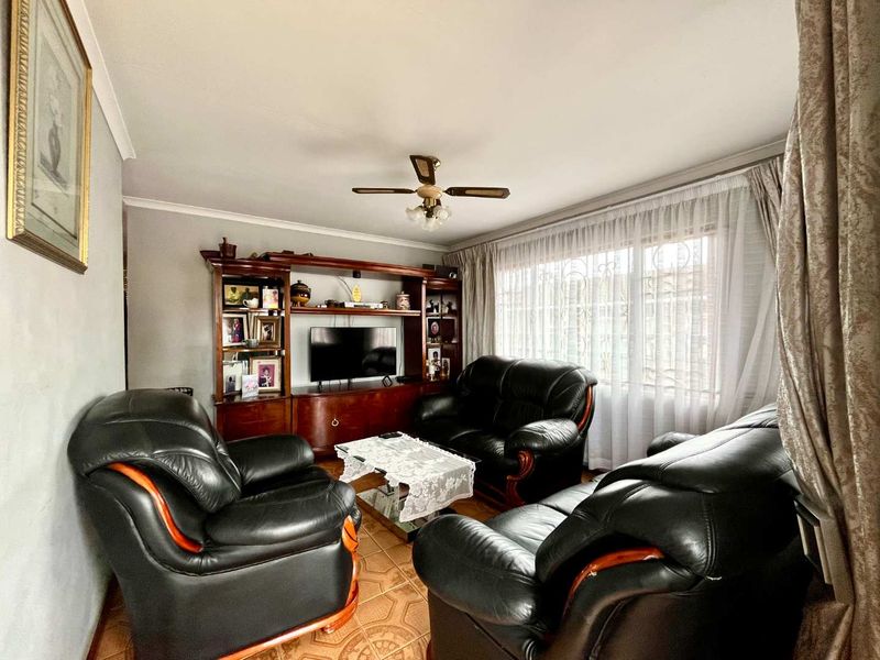 Freestanding 3-Bed Home with Easy Access to Major Routes - Photo 8