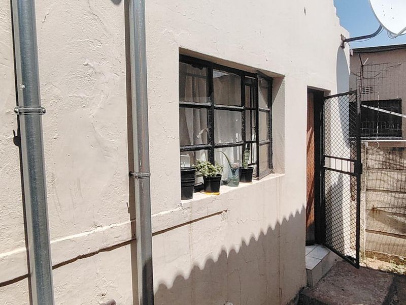 STUDENT ACCOMODATION 11 ROOMS  - RUNNING CONCERN - VERY CLOSE PROXIMITY TO UJ - OPEN TO REASONABLE OFFERS - Photo 7