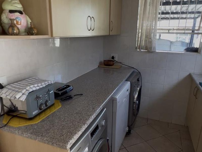 Stunning 1700m2 Entertainer's Dream with 1-Bed Cottage & Solar Pool in Brackenhurst - Photo 9