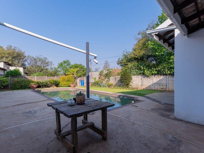 SPACIOUS FAMILY HOME IN ENCLOSURE - Photo 6