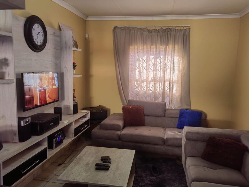 Clayville R 950 000- A Beautiful Family Home , a real gem! - Photo 3