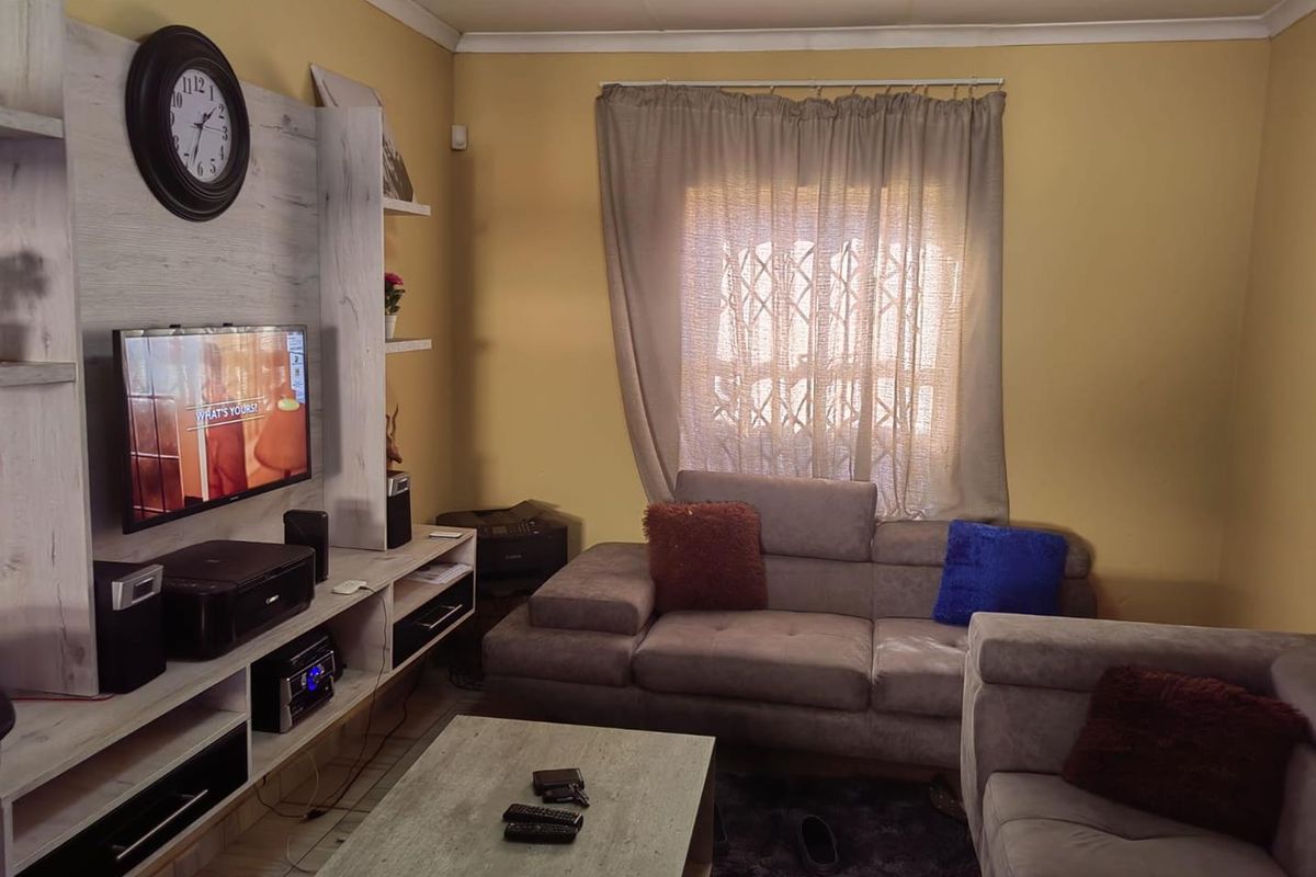 Clayville R 950 000- A Beautiful Family Home , a real gem! - Photo 3