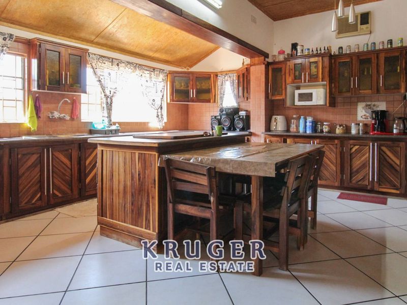 🌟 Spacious Family Home with Private Flat – Prime Location, Outjo! 🌟 - Photo 2