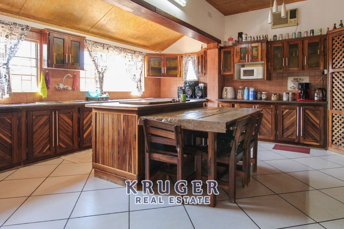 🌟 Spacious Family Home with Private Flat – Prime Location, Outjo! 🌟 - Photo 2