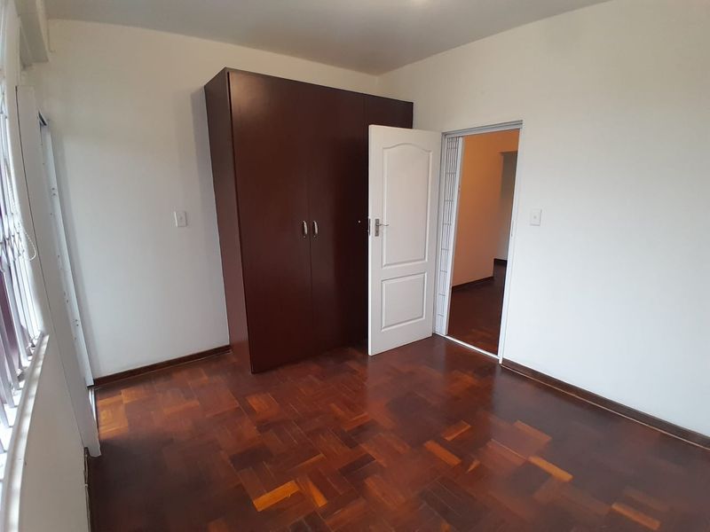 Sunny Top-Floor Apartment in Secure Boomed Waverley Enclave - Photo 9