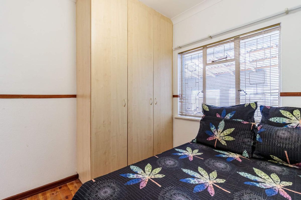 SPACIOUS FAMILY HOME WITH EXTRA ACCOMMODATION - Photo 5