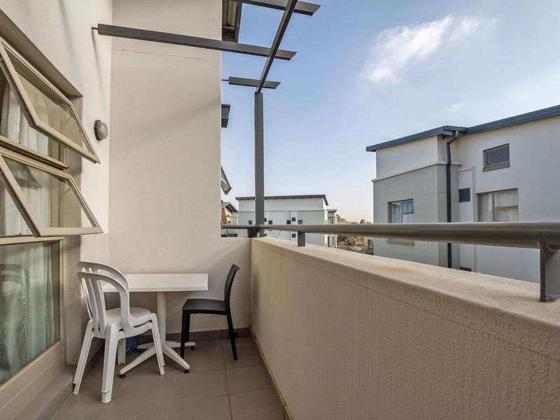 TOP FLOOR APARTMENT IN THE BOUNDARY LONEHILL AREAS - Photo 3