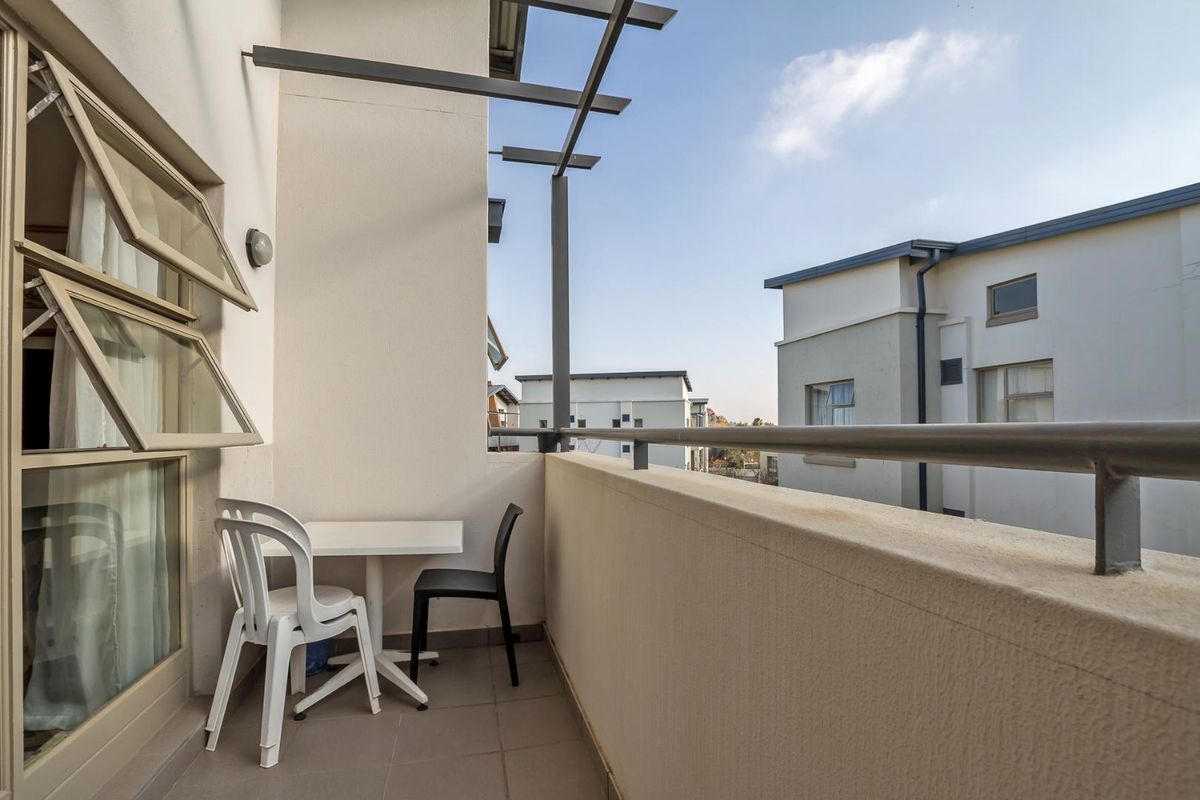 TOP FLOOR APARTMENT IN THE BOUNDARY LONEHILL AREAS - Photo 3