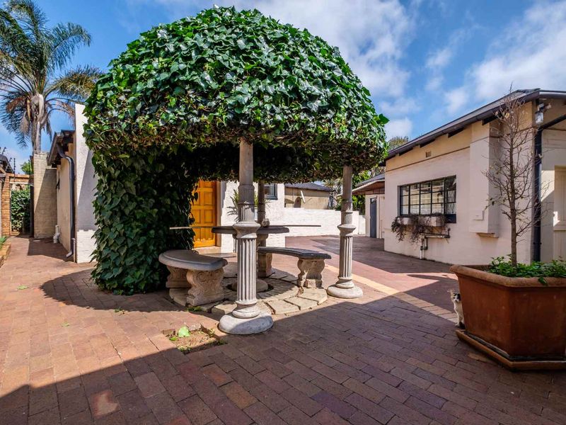One of a kind - 8 home compound with 34 private rooms and multiple dwellings for sale in The Hill, Johannesburg South - Photo 6