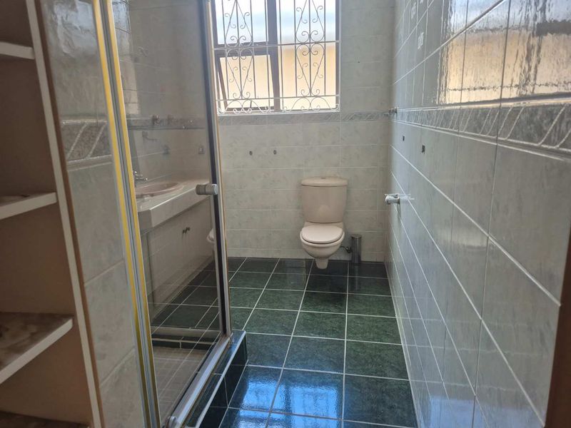 Large  family home,  ideal for large extended family - Photo 3