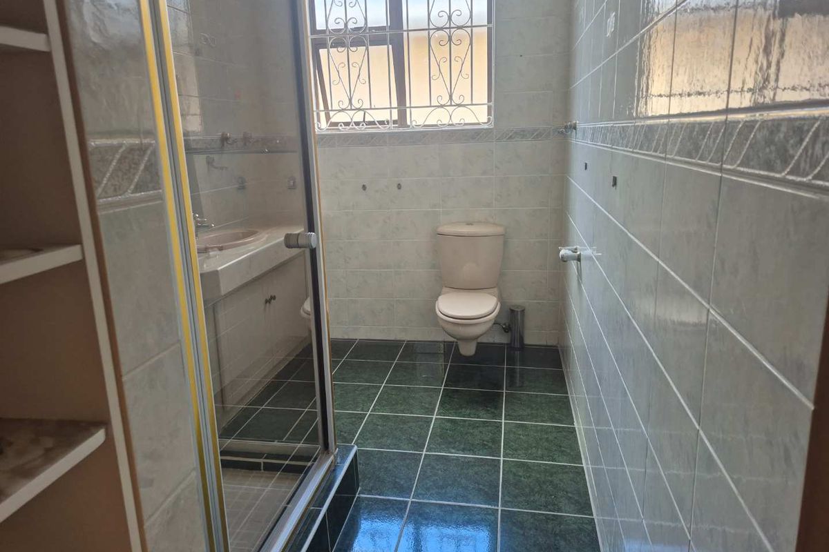 Large  family home,  ideal for large extended family - Photo 3