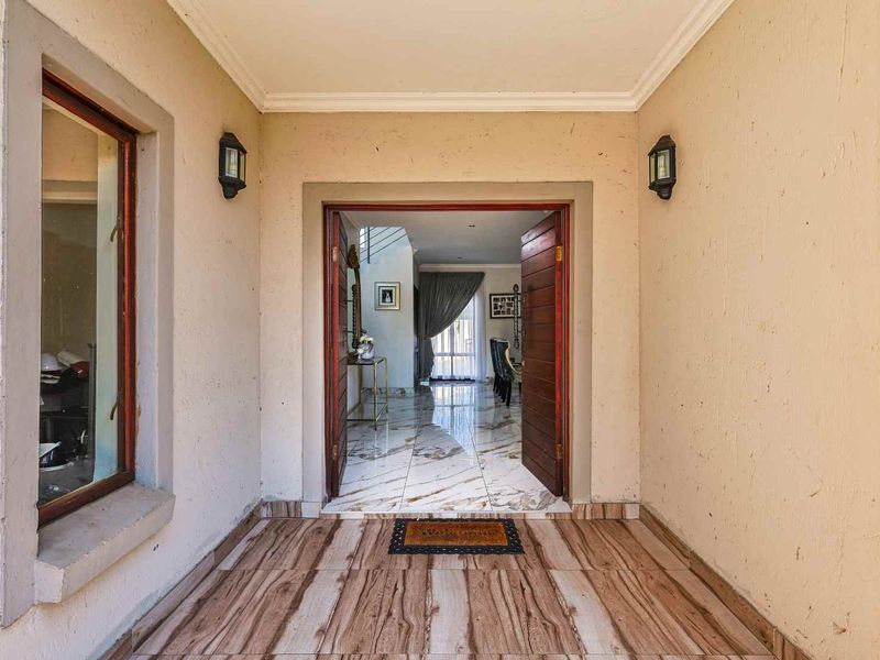 Spacious 4-Bedroom Family Home with Pool & Solar - Photo 4