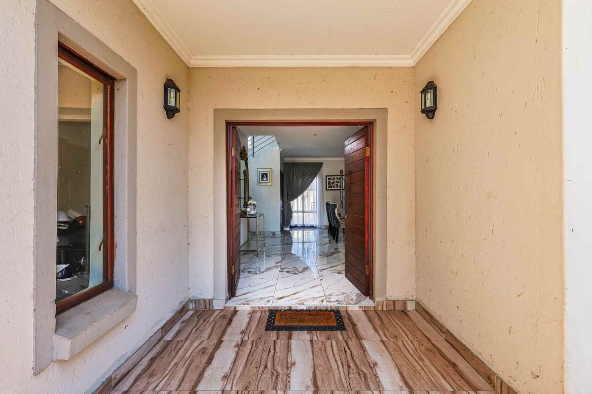 Spacious 4-Bedroom Family Home with Pool & Solar - Photo 4