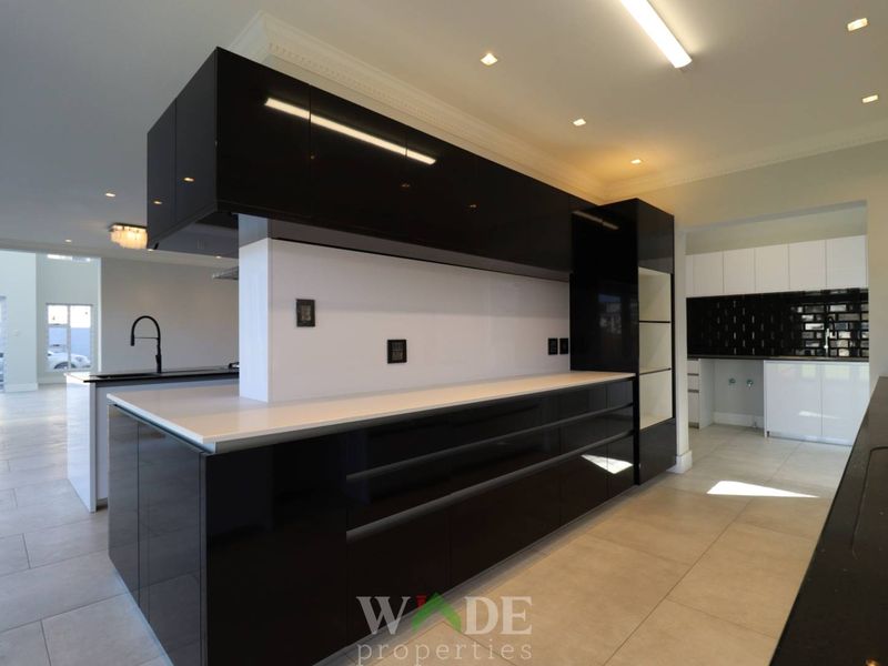 Windhoek Auasblick: Newly built 7 Bedroom house with Flat is For Sale - Photo 2