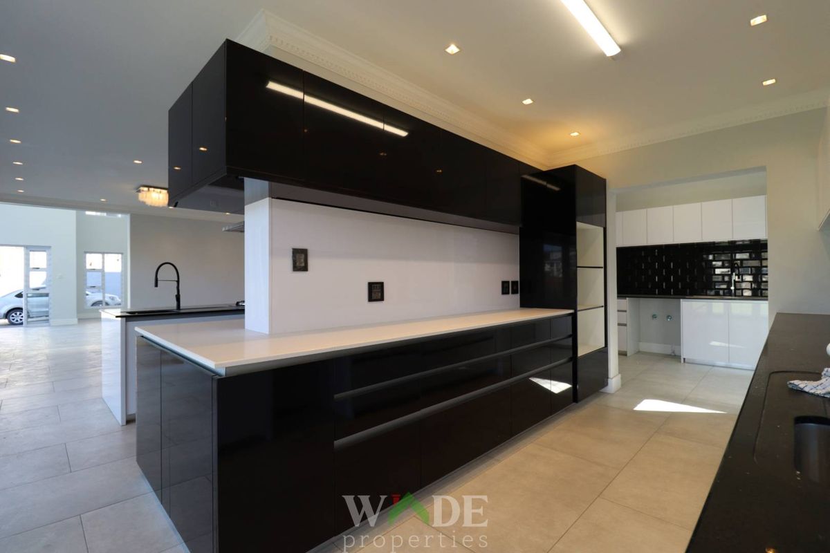 Windhoek Auasblick: Newly built 7 Bedroom house with Flat is For Sale - Photo 2