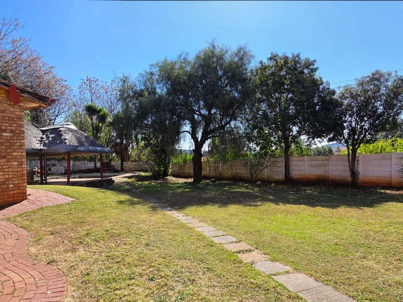 Secure, Spacious 5-Bedroom Home with 2 Flatlets, Garden, Pool & More - Photo 4