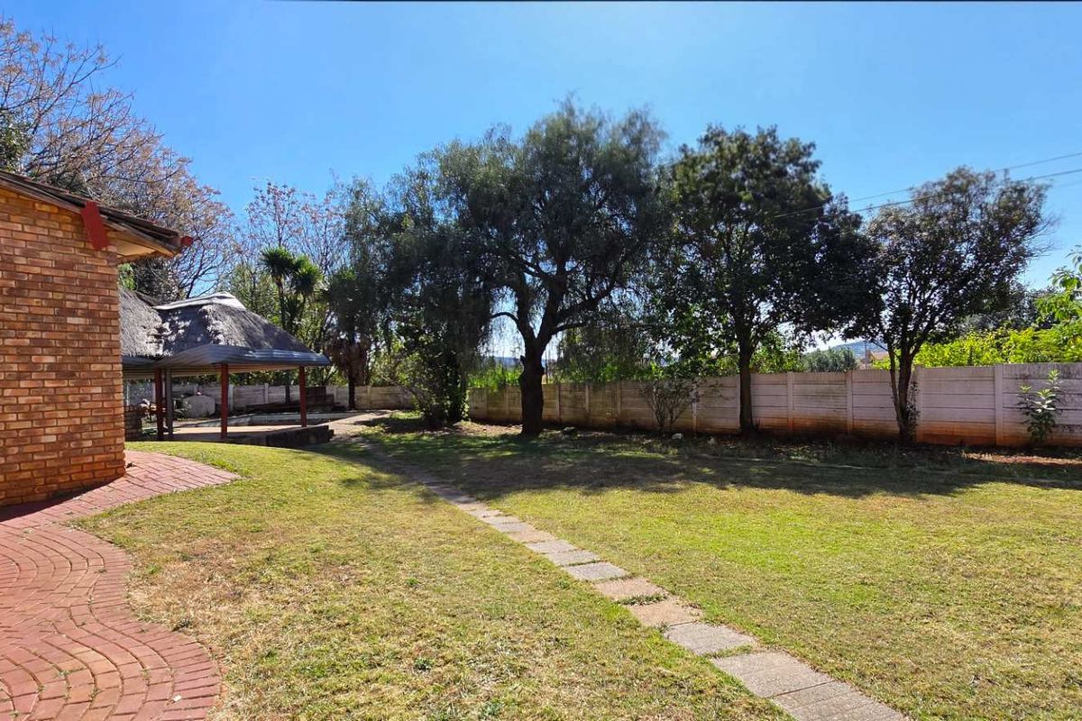 Secure, Spacious 5-Bedroom Home with 2 Flatlets, Garden, Pool & More - Photo 4