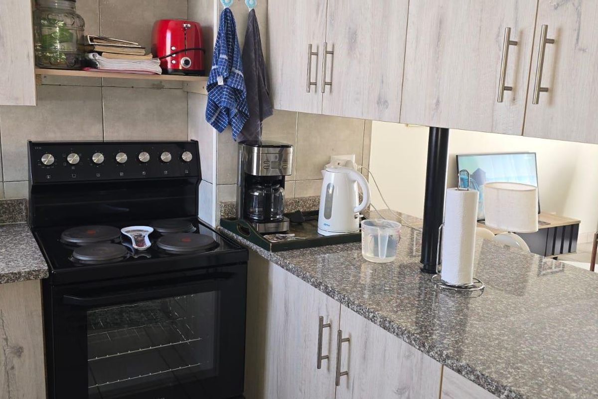 This lock up and go Investment upstairs unit is up for grabs in a 24 security complex. - Photo 3