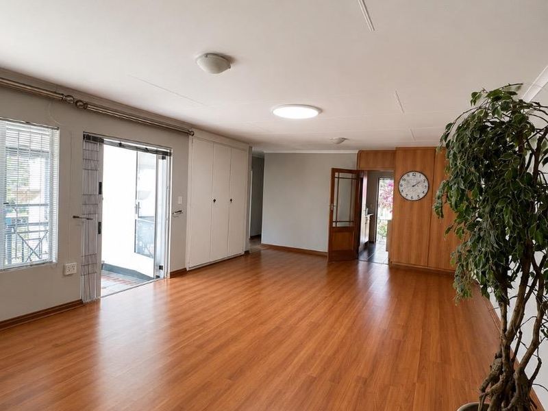 Modern Lock-Up-and-Go with Spacious Living & Stylish Finishes In Moreleta Park For Sale - Photo 8