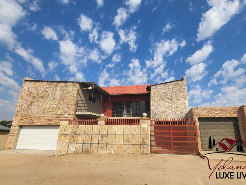 WELL MAINTENAED FAMILY HOME WITH GREAT INVESTMENT POTENTIAL - Photo 1