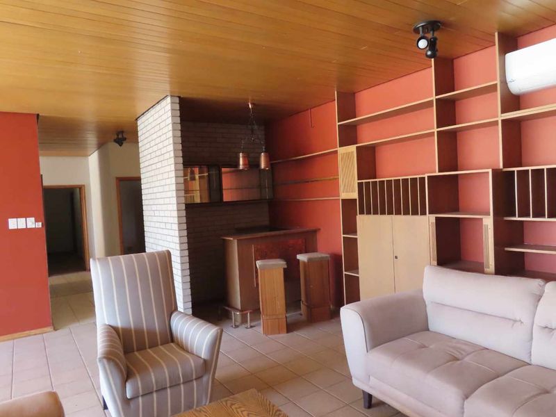 In the heart of Klein Windhoek but needing attention - Photo 4