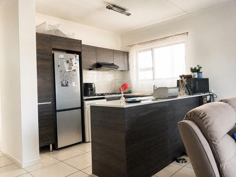 Modern 2 Bedroom, 2 Bathroom Apartment in Olivedale - Photo 2