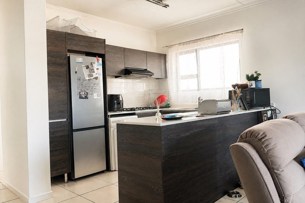 Modern 2 Bedroom, 2 Bathroom Apartment in Olivedale - Photo 2